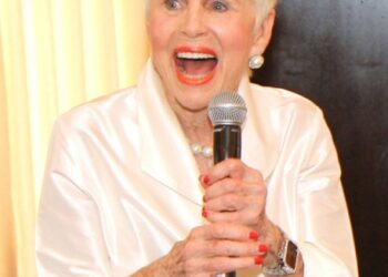 Jan Du Plain to Receive Torch Bearer Award from Sri Chinmoy Oneness-Home Peace Run